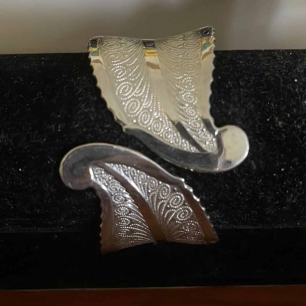 Hinged cuff bracelet